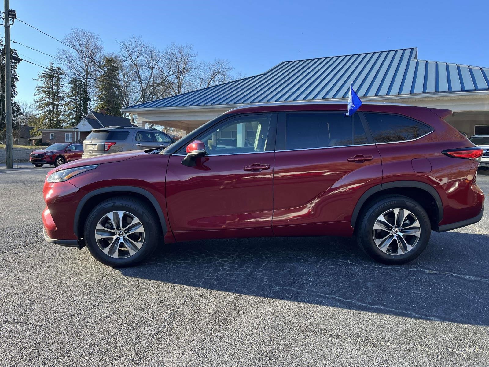 Used 2023 Toyota Highlander XLE image 2