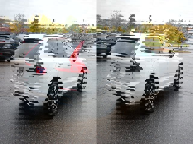 Used 2023 Volvo XC60 B5 Plus image 3