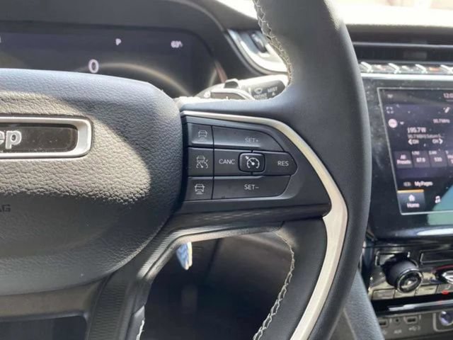 Used 2023 Jeep Grand Cherokee Laredo AWD/4WD image 12