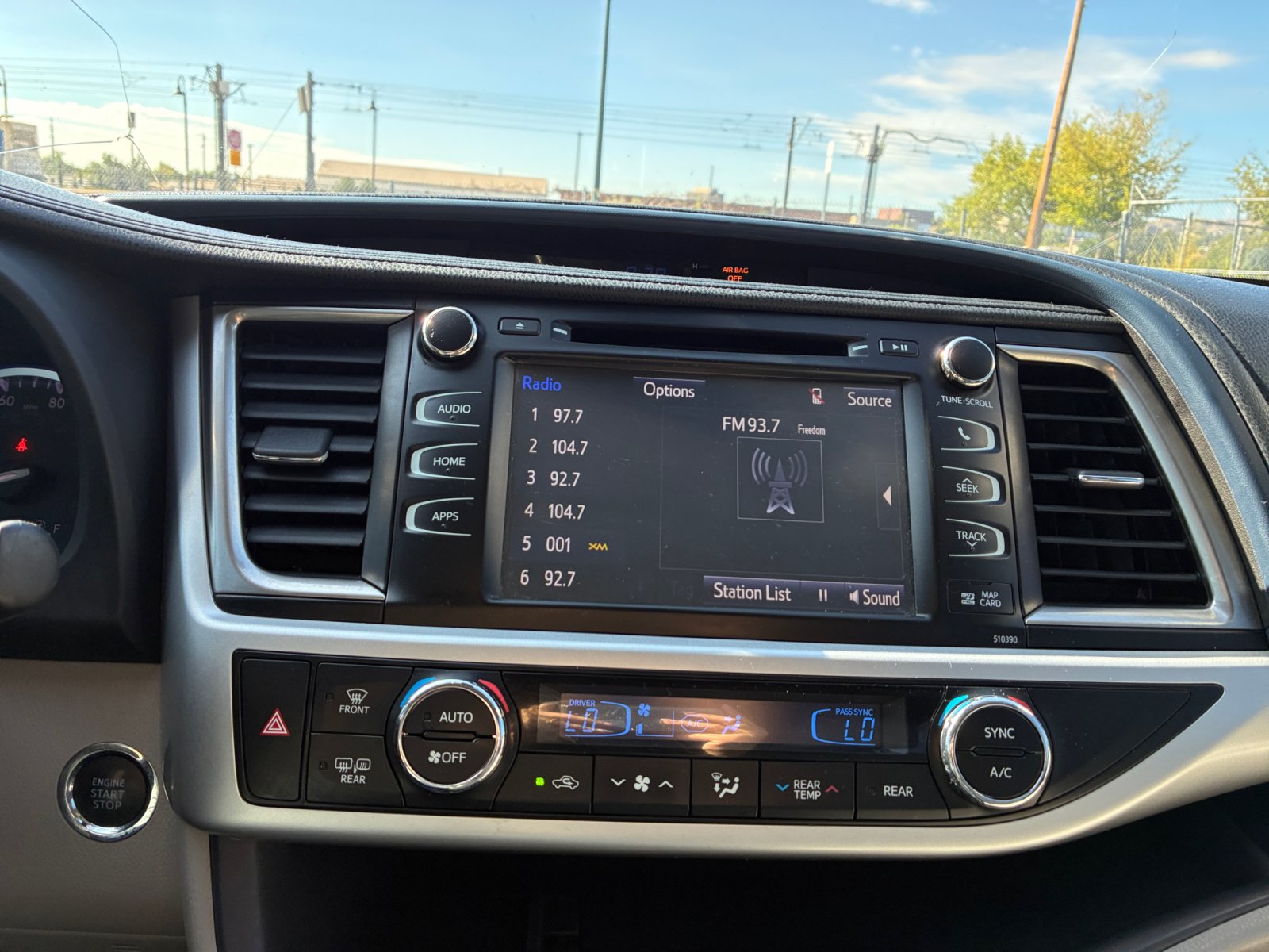 Used 2019 Toyota Highlander XLE AWD/4WD image 12
