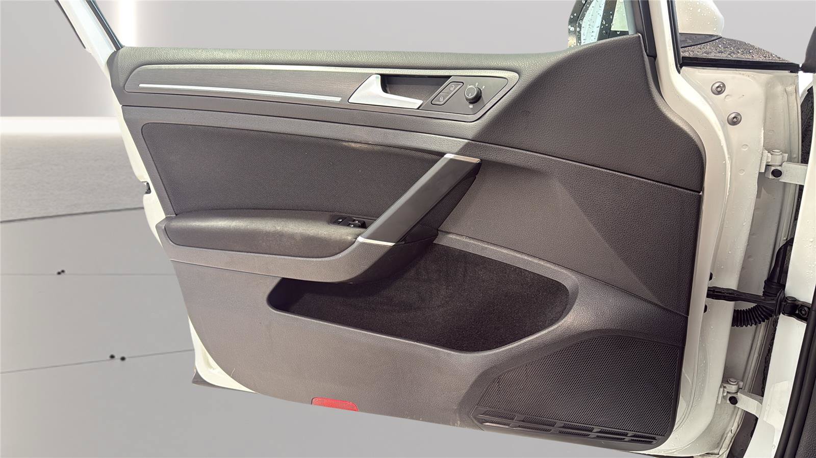 Used 2020 Volkswagen Golf 4-Door FWD image 20
