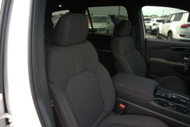 Used 2025 Honda Pilot Sport image 19