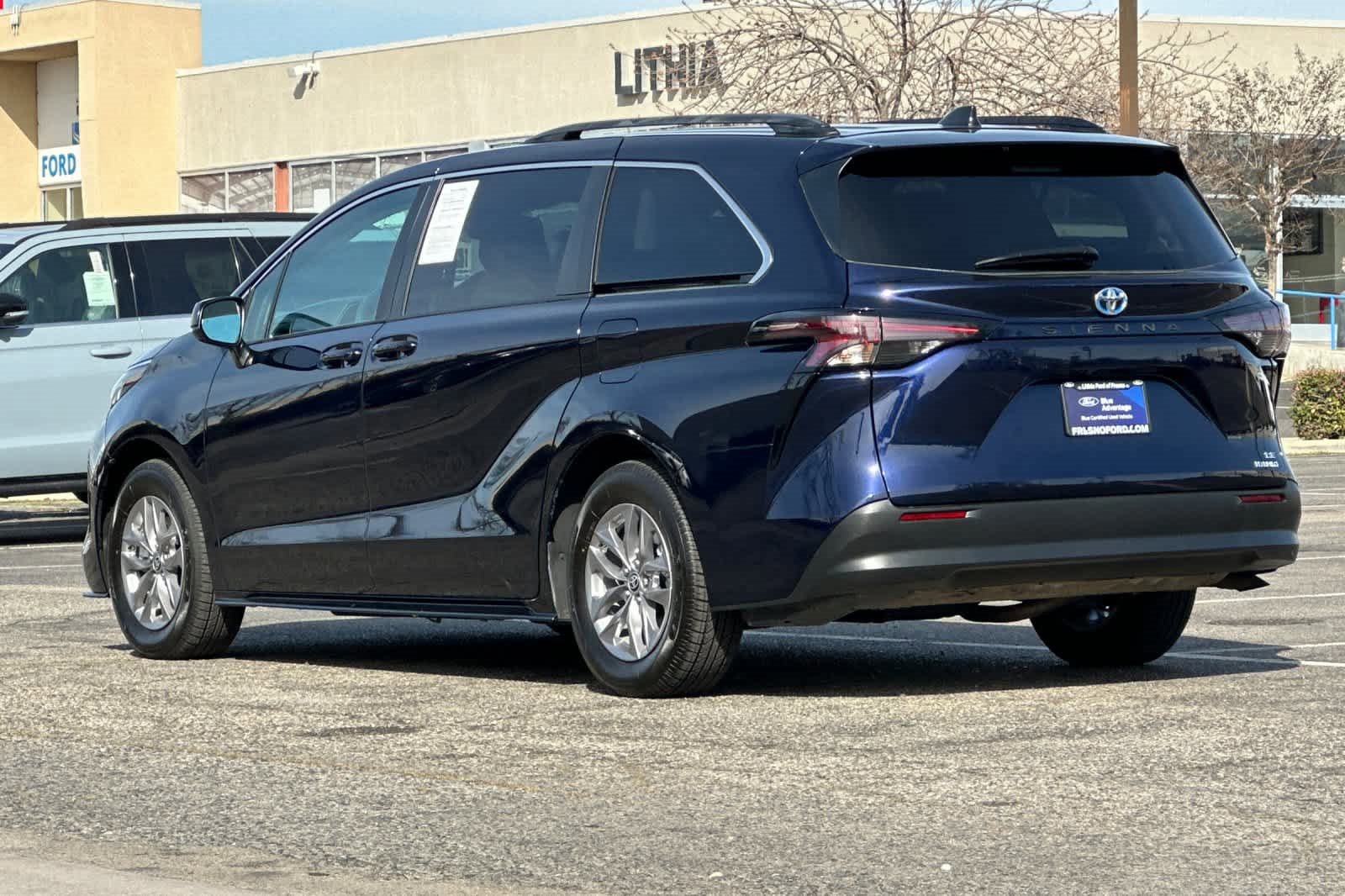 Used 2024 Toyota Sienna LE w/ LE Plus Package image 3