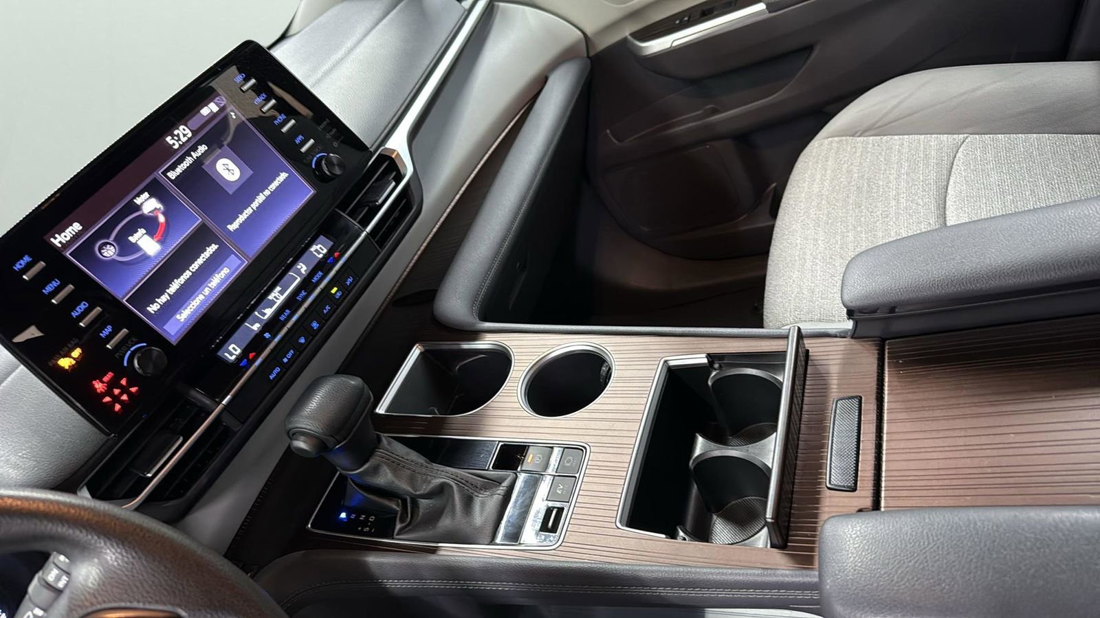 Used 2024 Toyota Sienna LE image 19