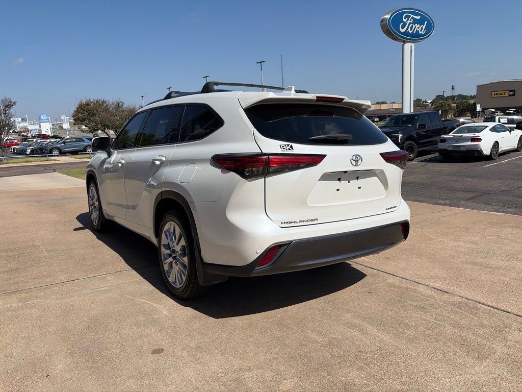 Used 2023 Toyota Highlander Limited FWD image 5