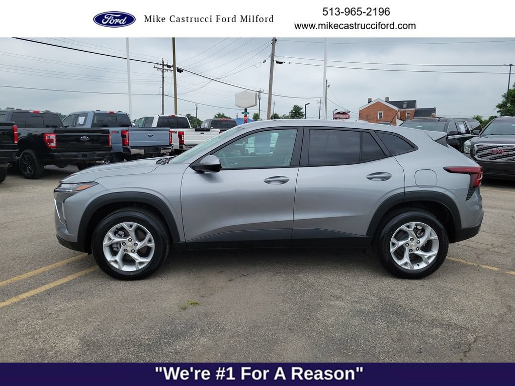 Used 2024 Chevrolet Trax LS w/ LS Convenience Package FWD image 2