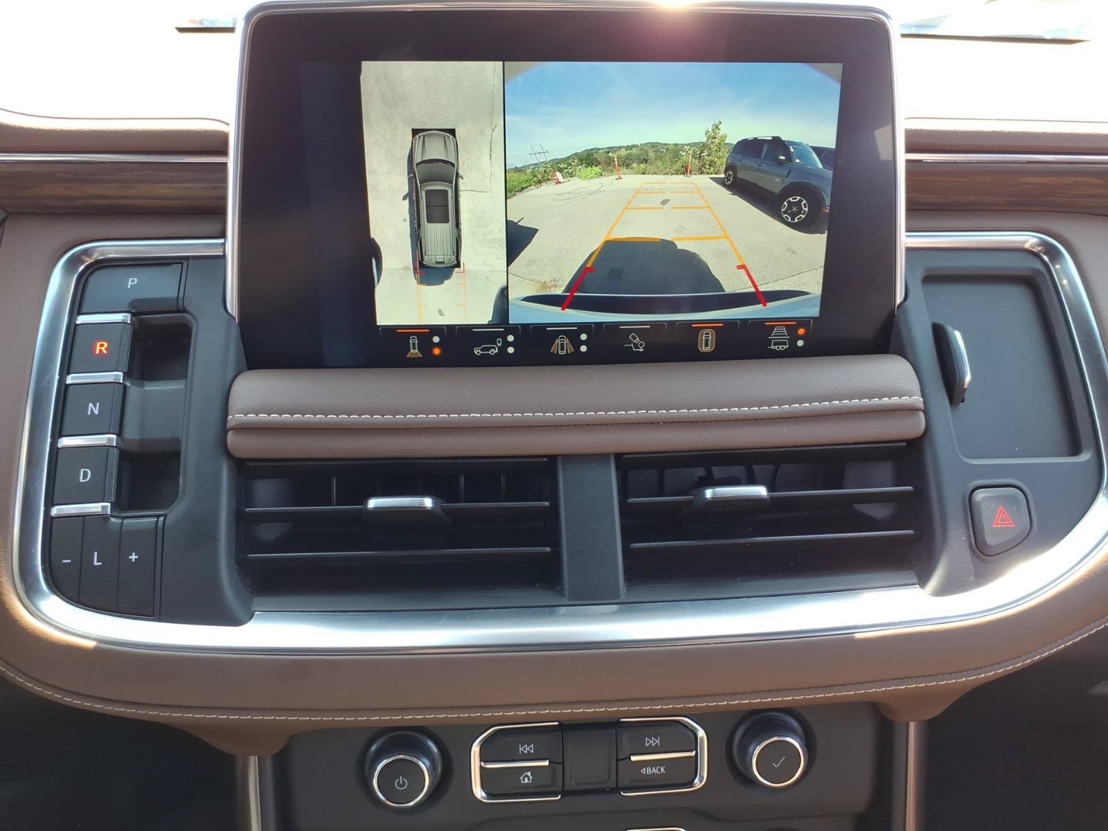 Used 2023 Chevrolet Suburban High Country w/ Advanced Technology Package AWD/4WD image 18
