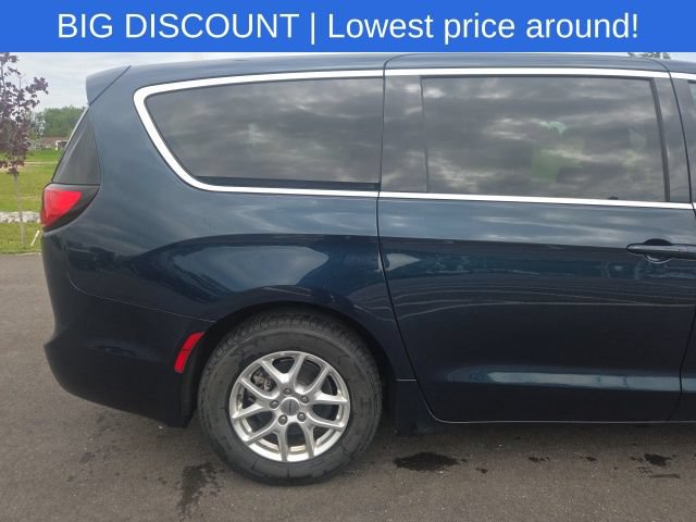 Used 2023 Chrysler Pacifica Touring-L FWD image 8