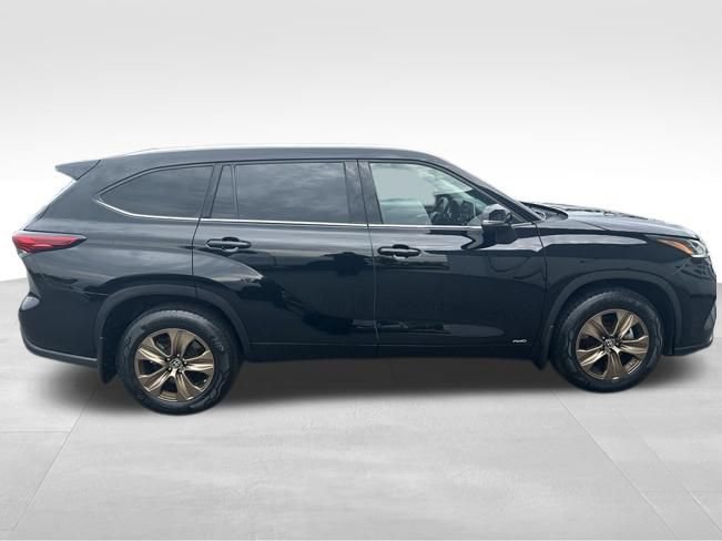Used 2022 Toyota Highlander Bronze Edition AWD/4WD image 9