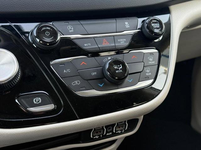 Used 2022 Chrysler Voyager LX image 20