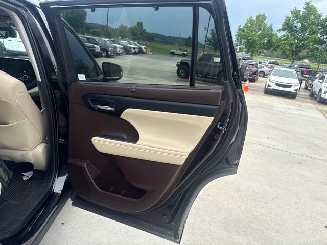Used 2021 Toyota Highlander XLE FWD image 37