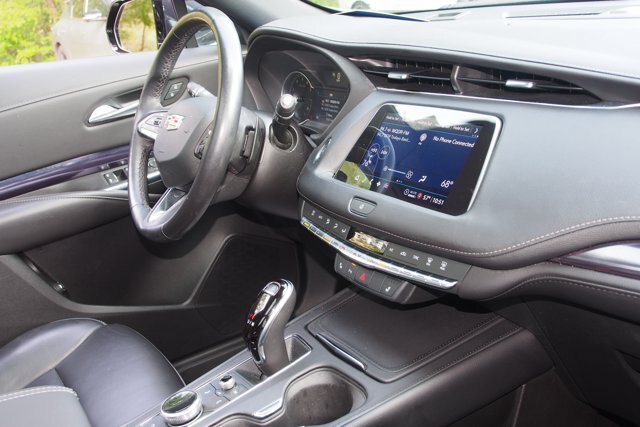 Used 2023 Cadillac XT4 Luxury w/ Cold Weather Package FWD image 10