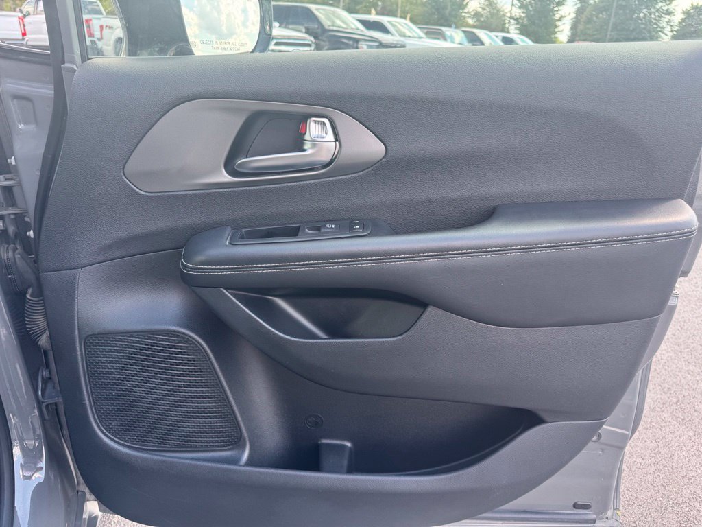 Used 2025 Chrysler Pacifica Select FWD image 14