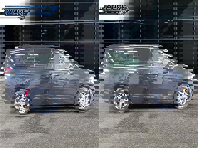 Used 2023 Chrysler Pacifica Touring-L image 2