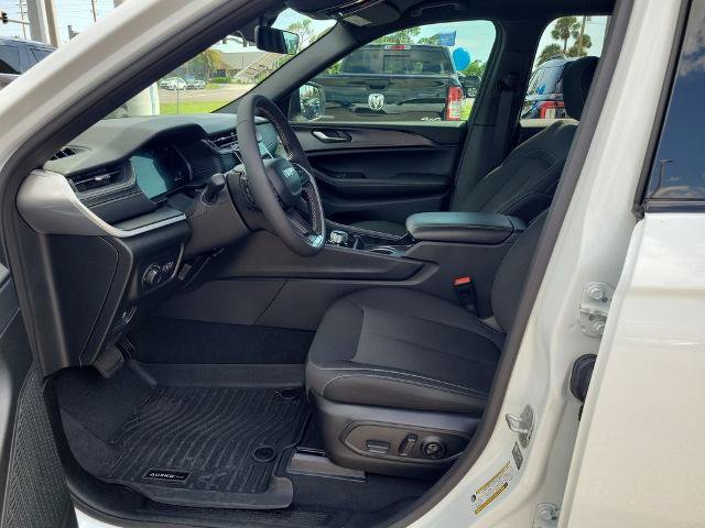 Used 2025 Jeep Grand Cherokee Laredo RWD image 18