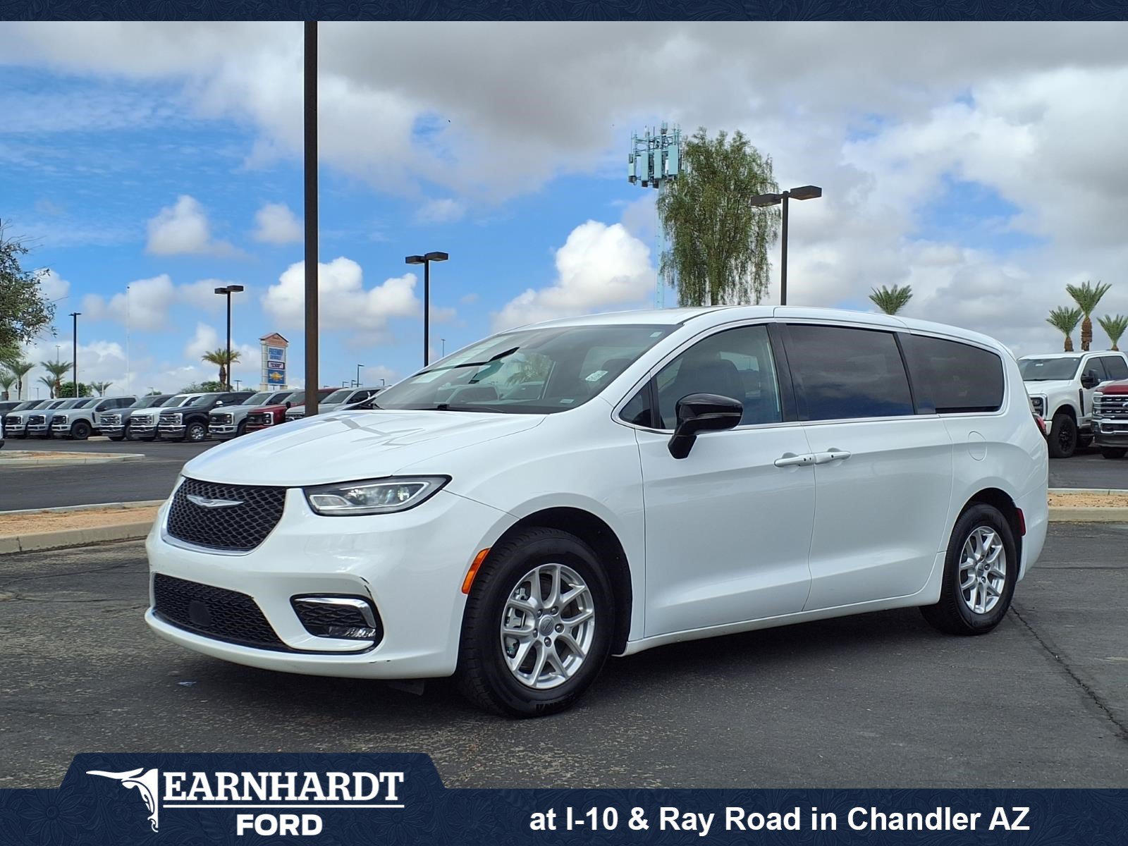 Used 2025 Chrysler Pacifica Select FWD image 1