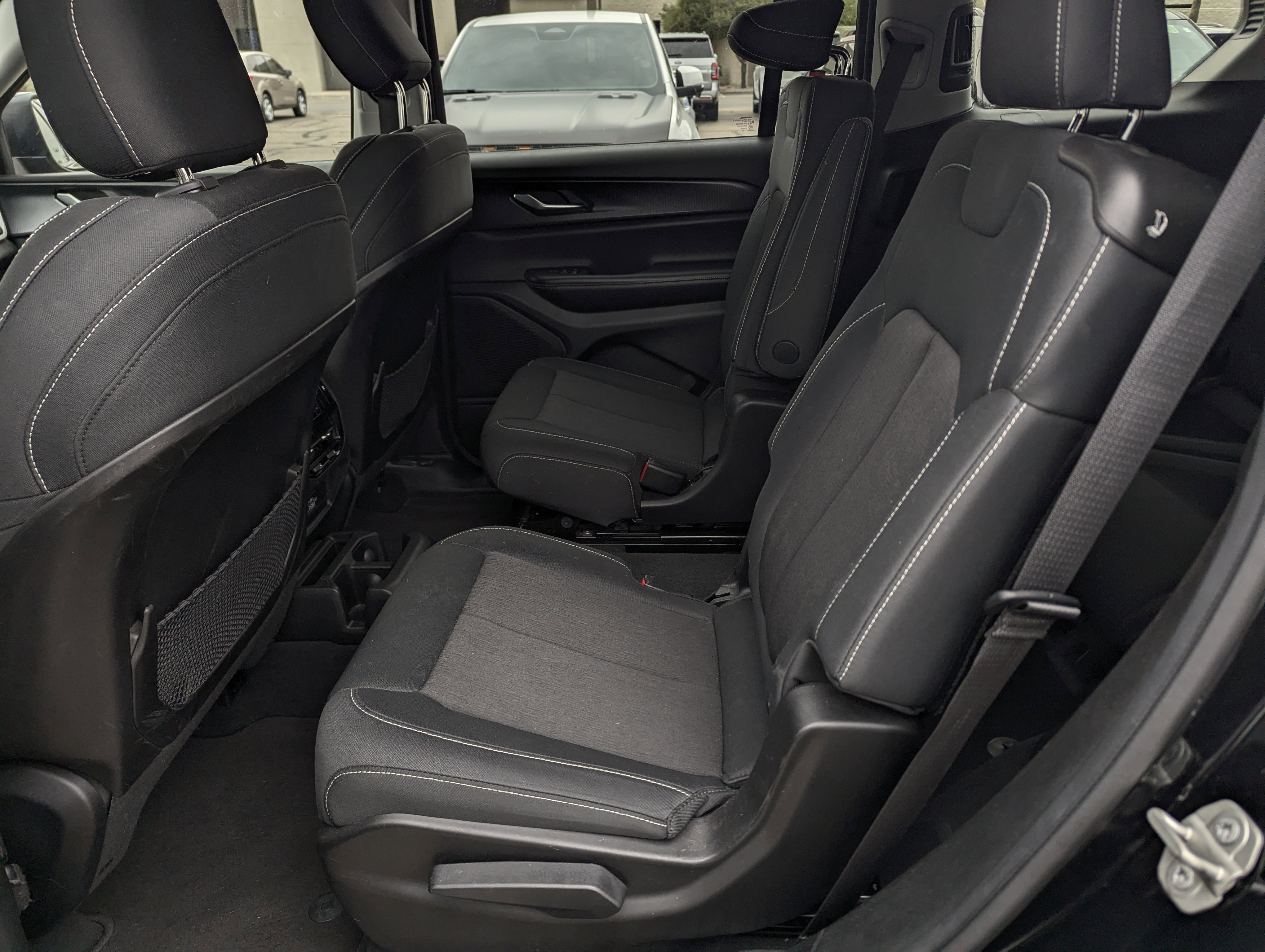 Used 2023 Jeep Grand Cherokee L Laredo image 8