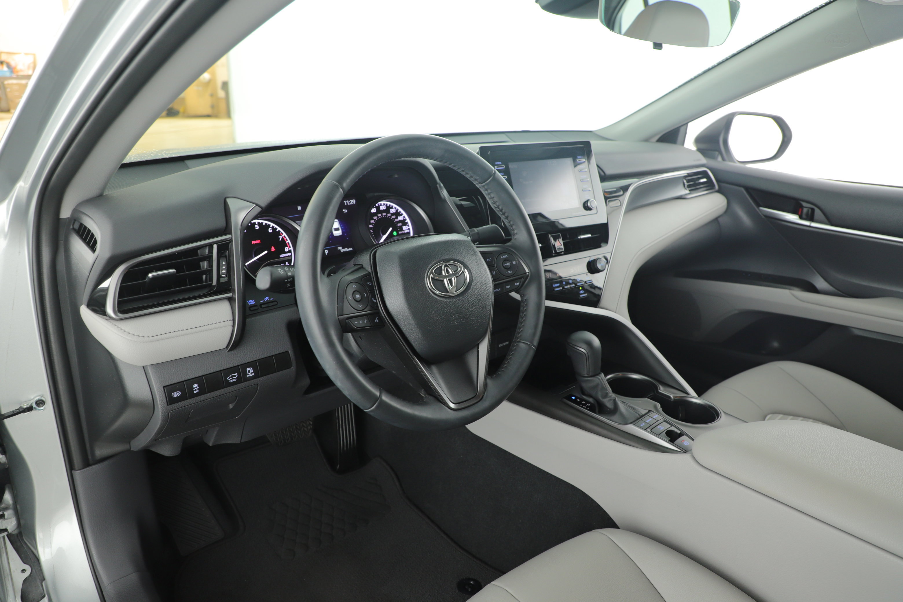 Used 2023 Toyota Camry SE image 6