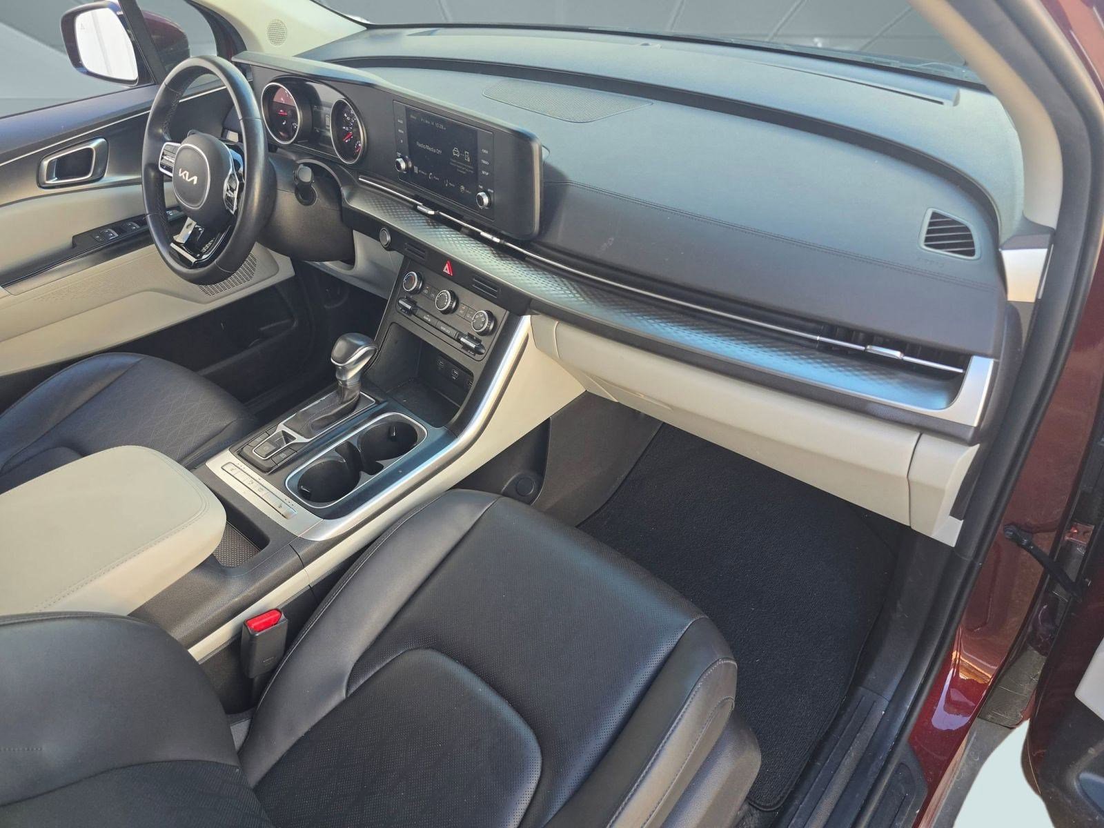 Used 2024 Kia Carnival LX image 28