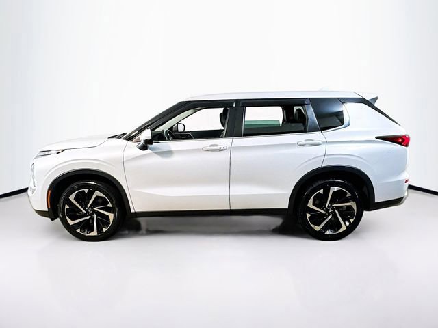 Used 2023 Mitsubishi Outlander SE image 2