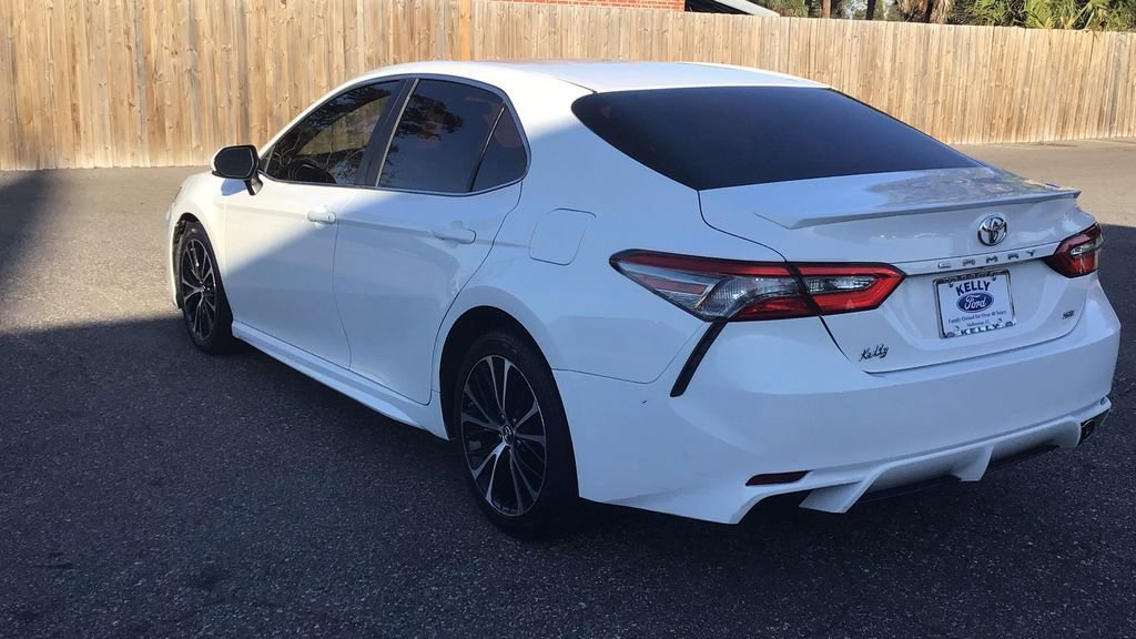 Used 2018 Toyota Camry SE image 3