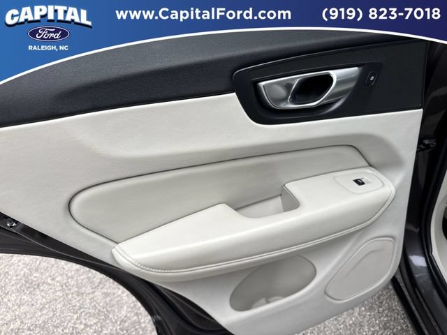 Used 2024 Volvo XC60 B5 Plus AWD/4WD image 17