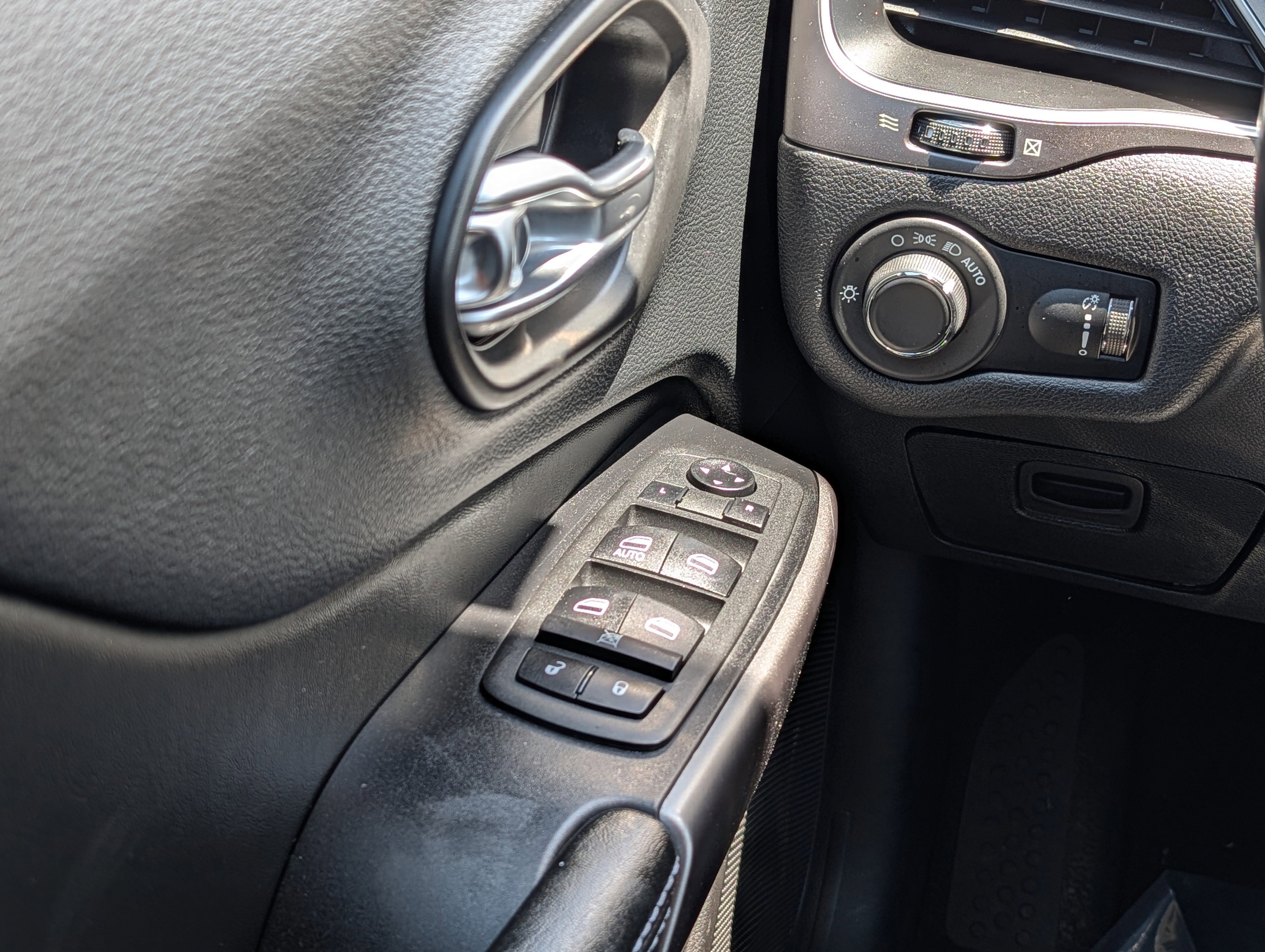 Used 2020 Jeep Cherokee Latitude w/ Cold Weather Group AWD/4WD image 20