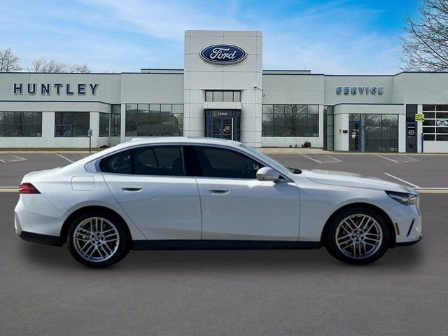 Used 2024 BMW 530i xDrive AWD/4WD image 3