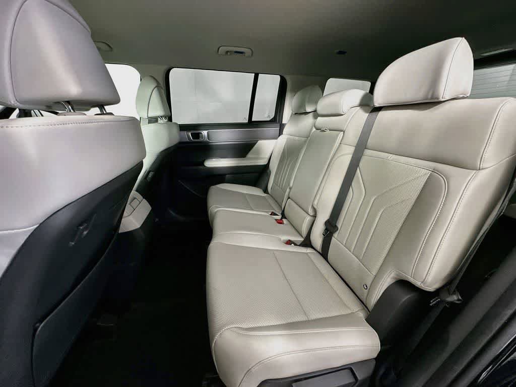 Used 2025 Hyundai Santa Fe SEL FWD image 13