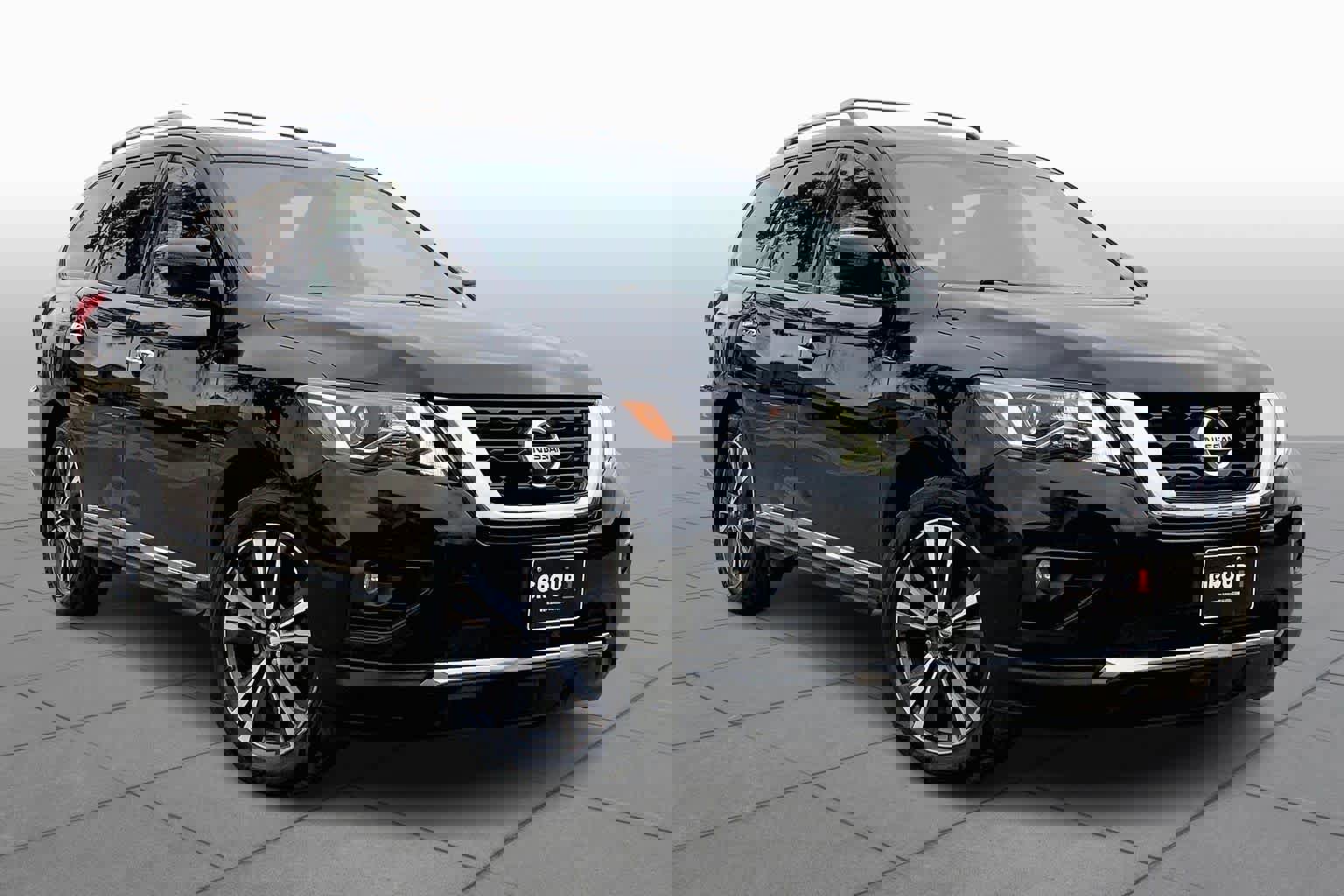 Used 2019 Nissan Pathfinder Platinum image 2