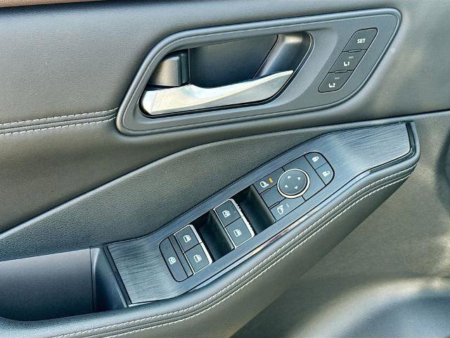 Used 2023 Nissan Rogue SL AWD/4WD image 13