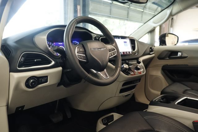 Used 2024 Chrysler Pacifica Touring-L FWD image 10