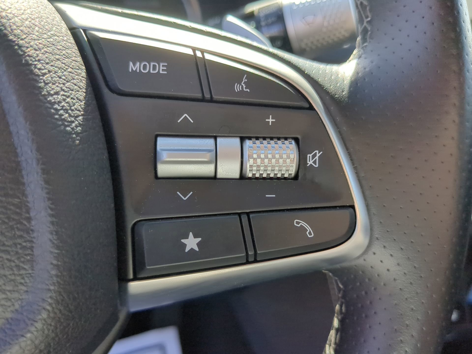 Used 2025 Genesis G70 2.5T image 57