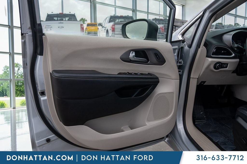 Used 2023 Chrysler Pacifica Touring-L FWD image 12