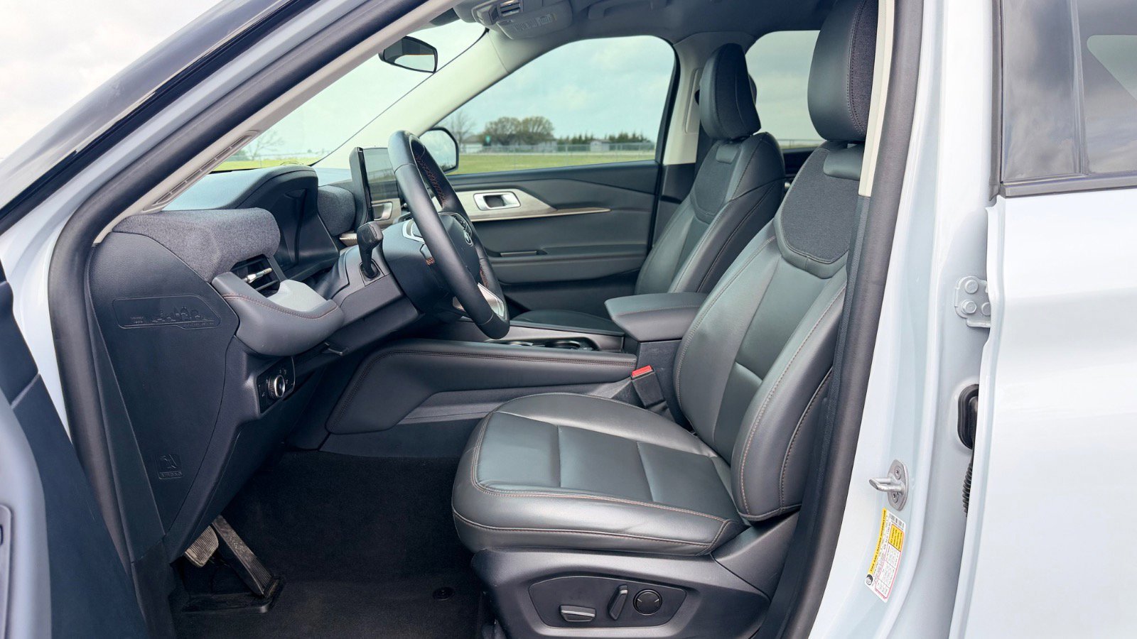 Certified 2025 Ford Explorer Active w/ Active Comfort Package AWD/4WD image 17