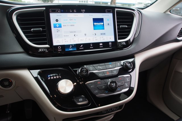 Used 2024 Chrysler Pacifica Touring-L FWD image 28