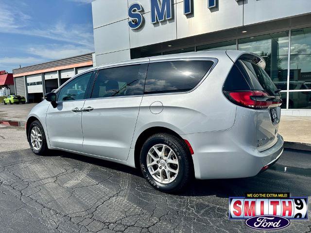 Used 2024 Chrysler Pacifica Touring-L FWD image 7
