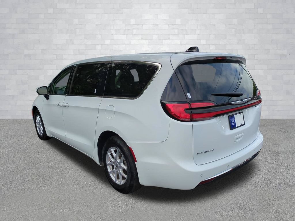 Used 2023 Chrysler Pacifica Touring-L FWD image 7