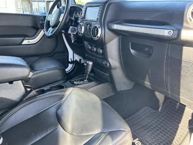 Used 2017 Jeep Wrangler Sahara w/ Connectivity Group AWD/4WD image 16