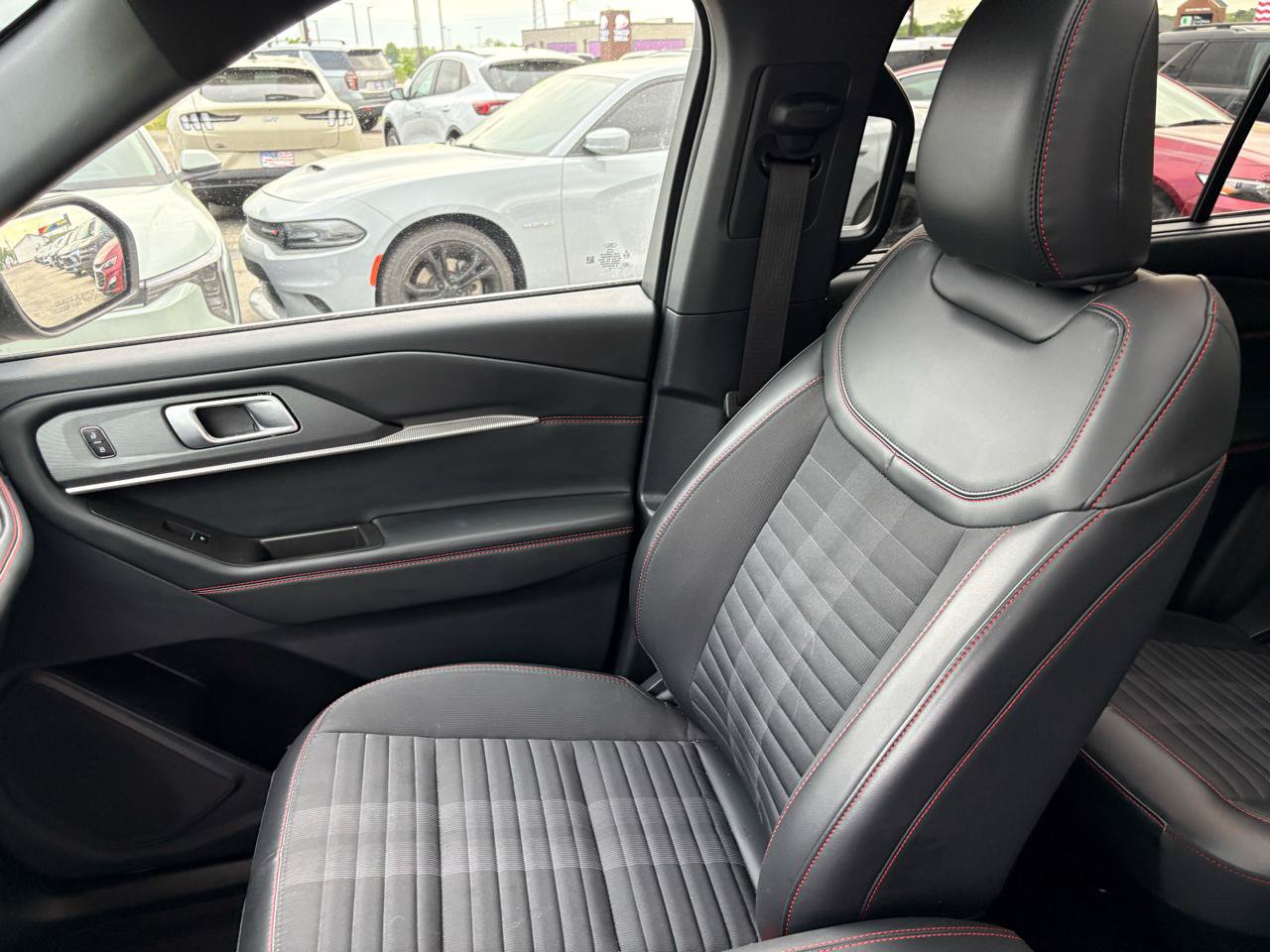 Certified 2025 Ford Explorer ST-Line w/ Premium Package AWD/4WD image 19