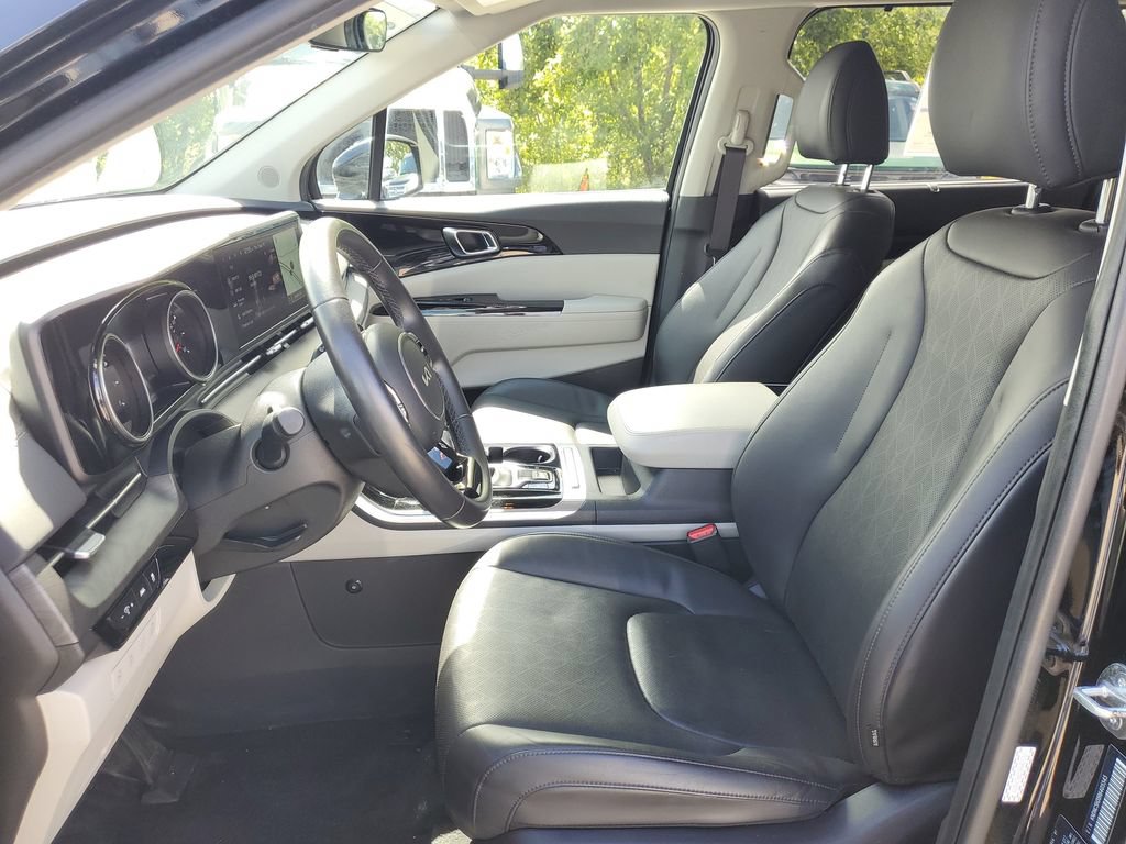 Used 2024 Kia Carnival EX FWD image 11