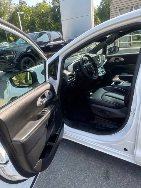 Used 2024 Chrysler Pacifica Limited FWD image 16