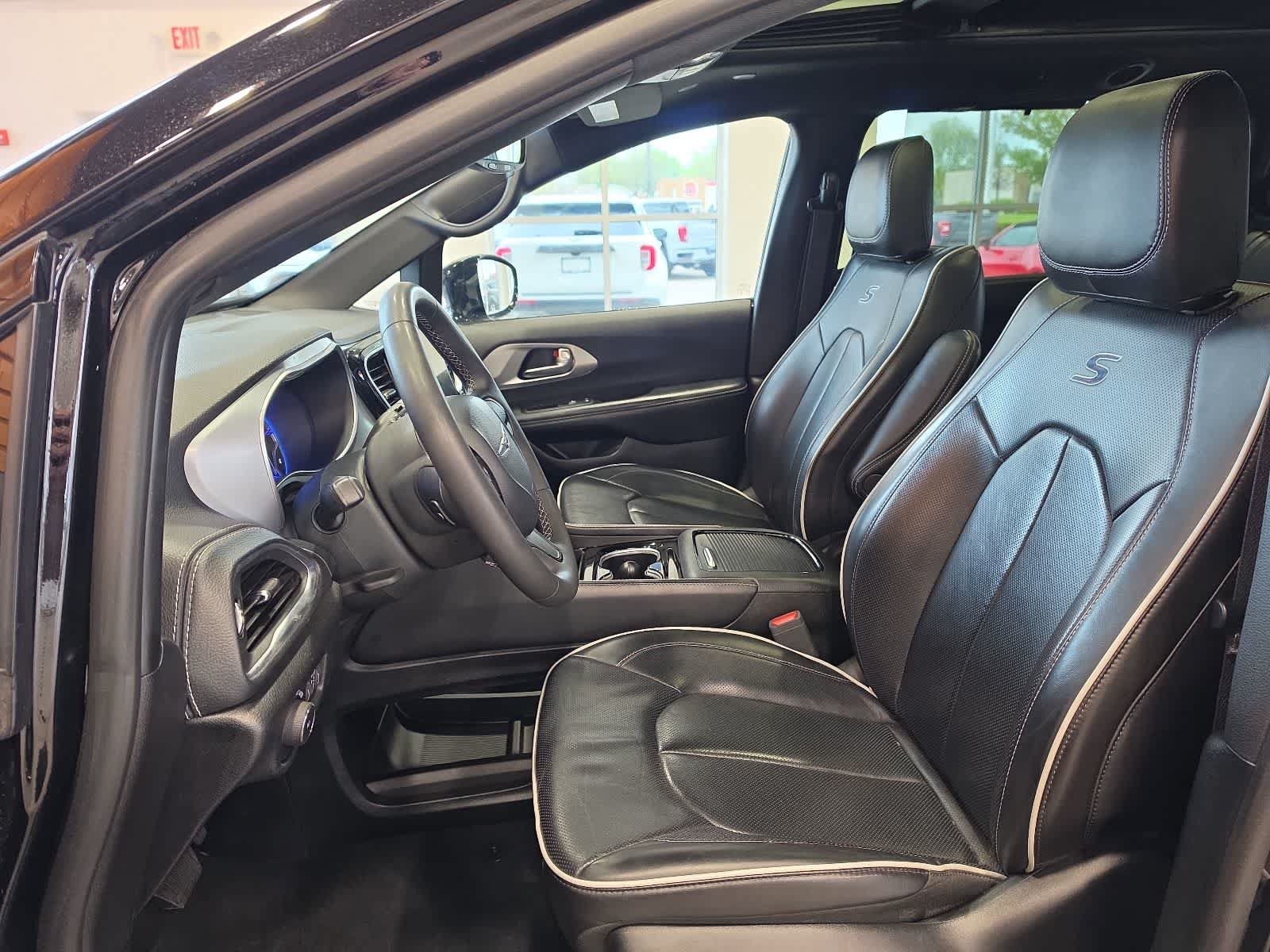 Used 2025 Chrysler Pacifica Limited FWD image 16