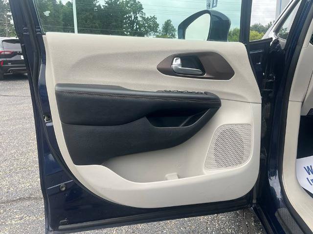 Used 2017 Chrysler Pacifica Touring-L Plus w/ Advanced Safetytec Group FWD image 10