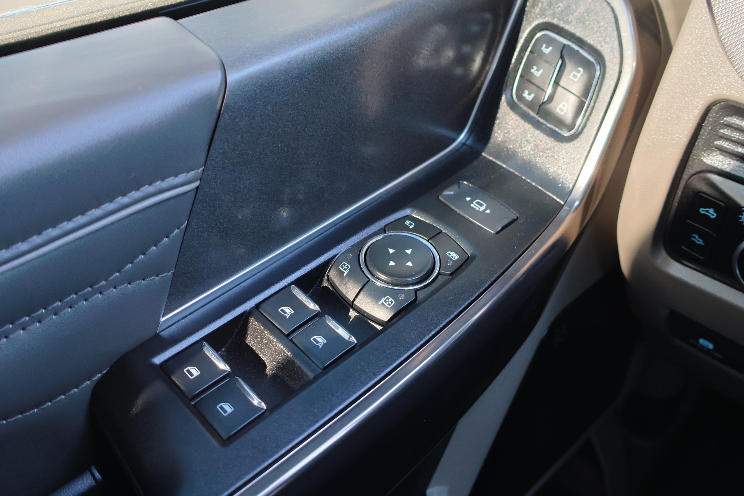 Certified 2025 Ford F350 Platinum w/ Platinum Plus Package image 21