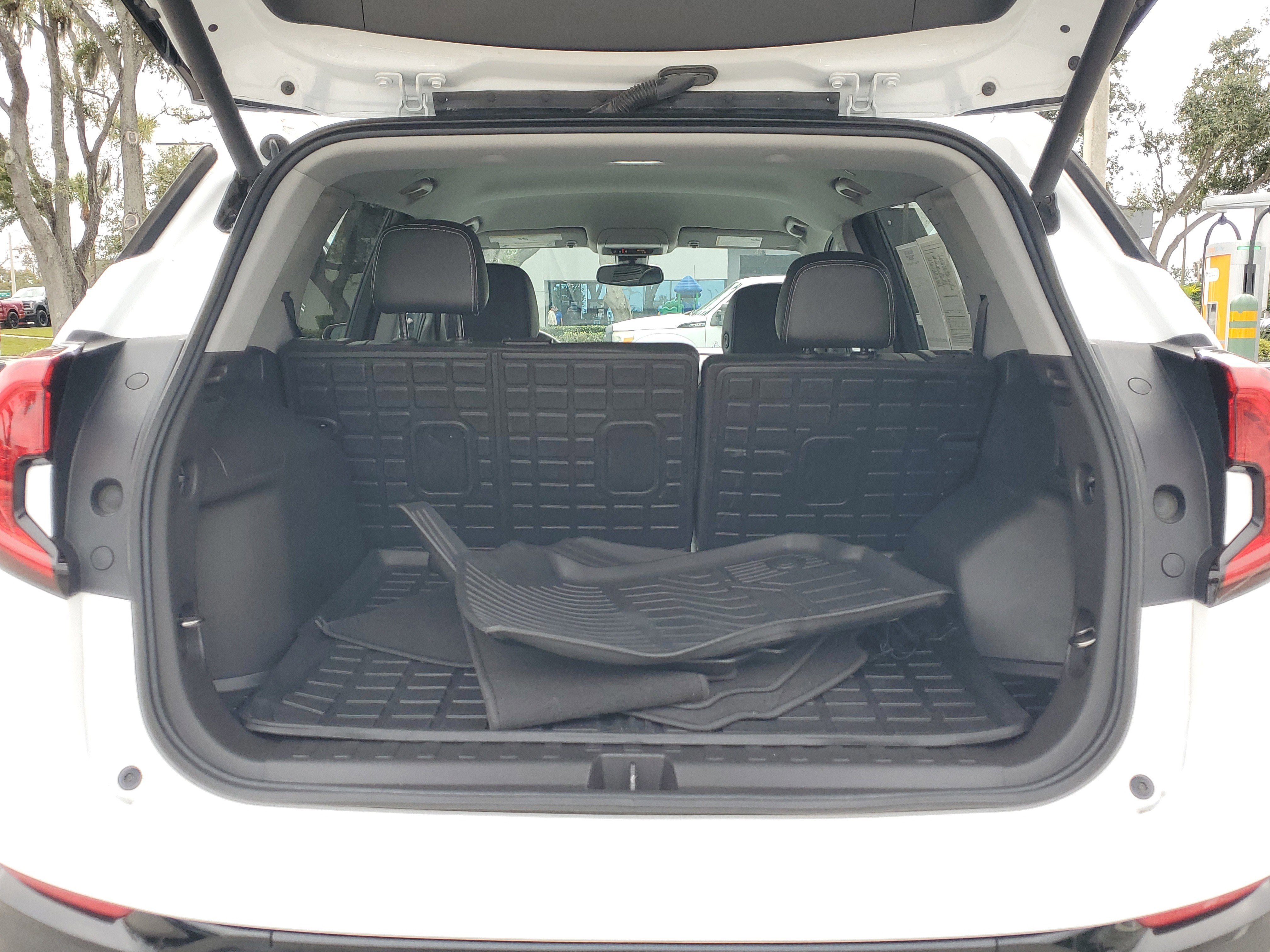 Used 2023 GMC Terrain SLT w/ Tech Package image 10