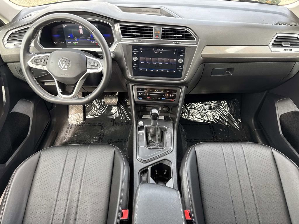 Used 2023 Volkswagen Tiguan SE w/ Panoramic Sunroof Package image 8