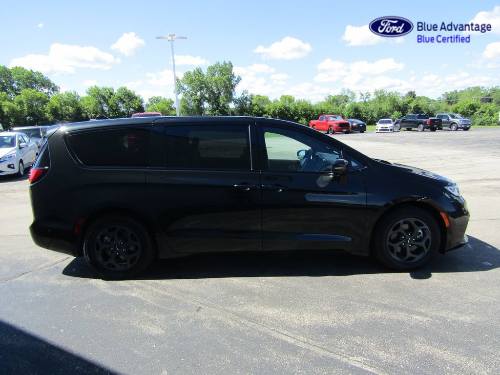 Used 2022 Chrysler Pacifica Limited w/ Uconnect Theater Family Group FWD image 18