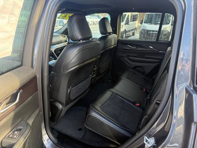 Used 2023 Jeep Grand Cherokee Altitude AWD/4WD image 8