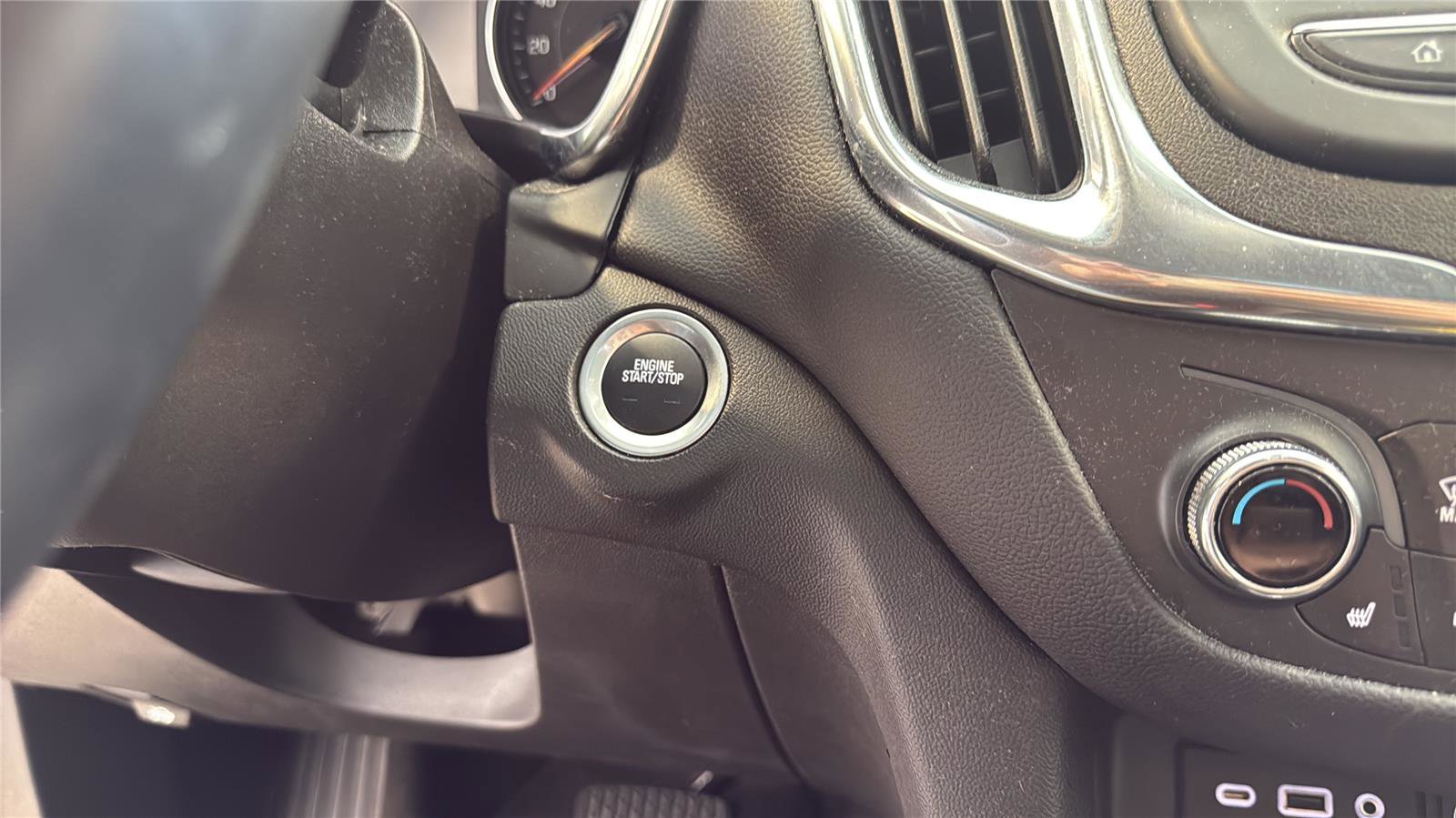 Used 2024 Chevrolet Equinox LT FWD image 22